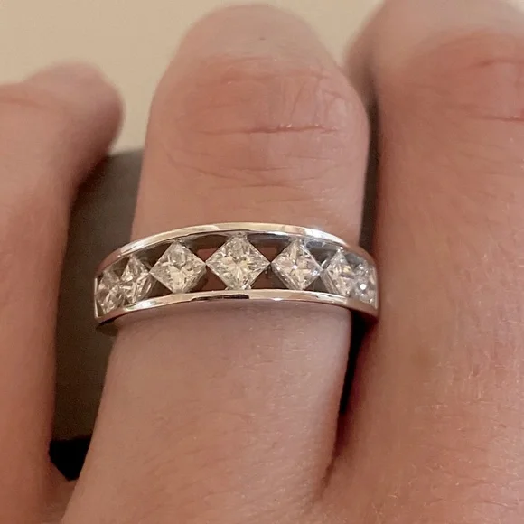 TRIPLE ROW PRINCESS CUT RING WHITE GOLD R050